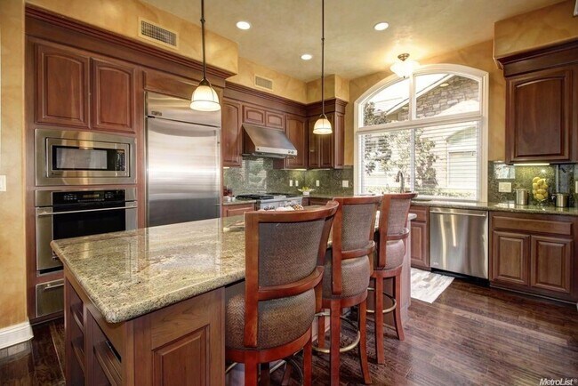 Foto del edificio - Absolutely Stunning Home in Fabulous Pavilions Place Community