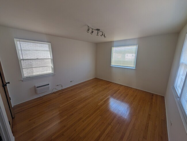 Foto del edificio - 2736 W Farragut Ave