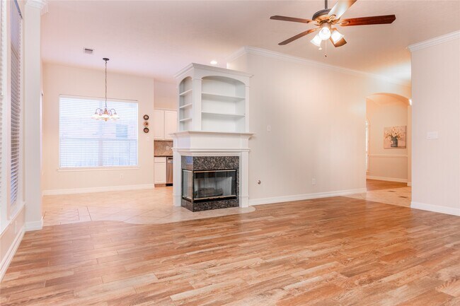 Building Photo - 2703 W Oaks Cir E