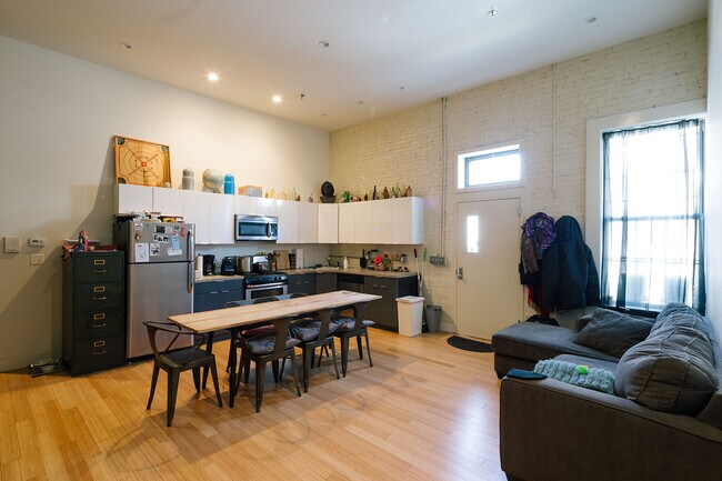 Foto del edificio - 716 Knickerbocker Ave