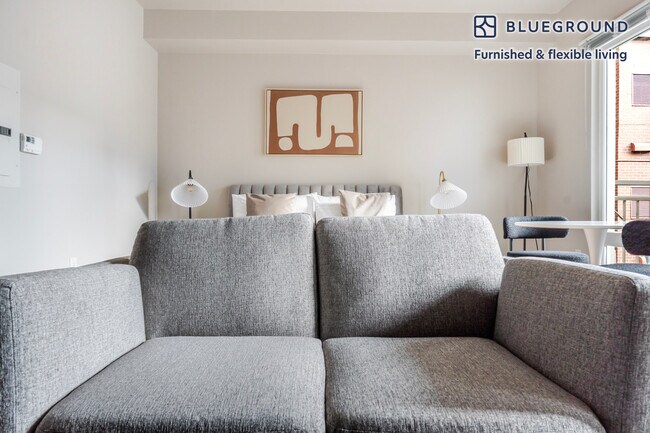 Foto del edificio - 10333 Main St