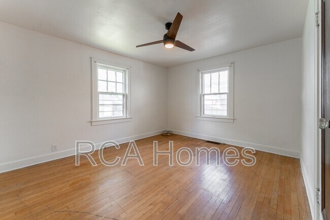 Foto del edificio - 4908 E 10th St