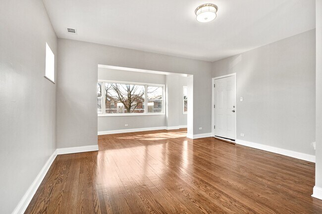Building Photo - 9107 S Ellis Ave