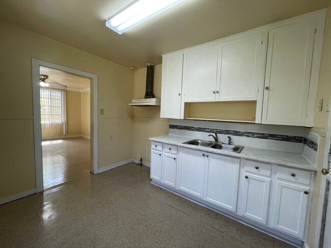 Building Photo - House: Delmont Place