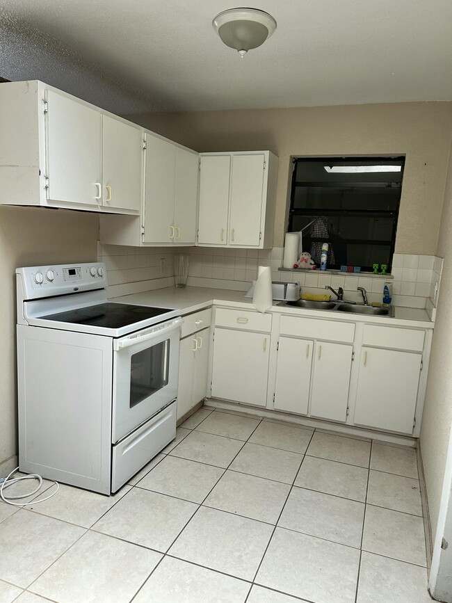 Building Photo - 141 SE Serenata Ct