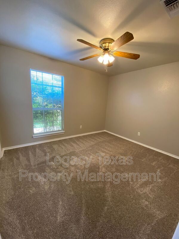 Building Photo - 701 Miracle Ln