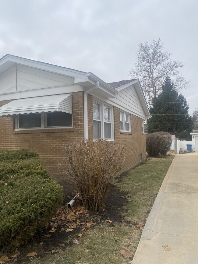 Lado - 712 S Swain Ave