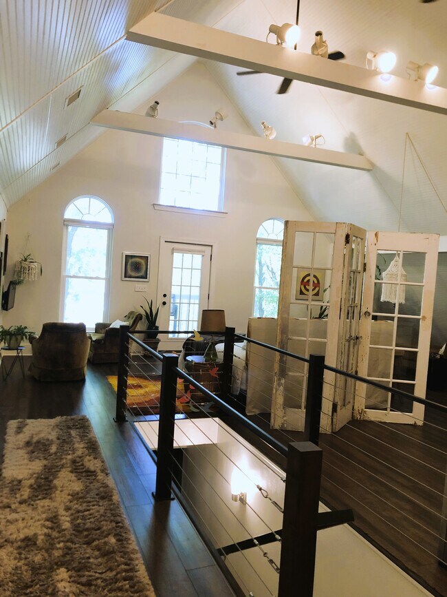 Estudio muy grande lleno de luz natural - 476 Waldo St SE