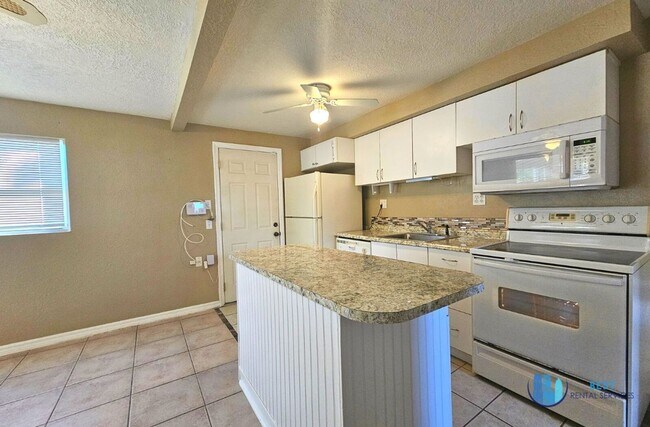 Building Photo - 2-bedroom, 1-bathroom house located in the...
