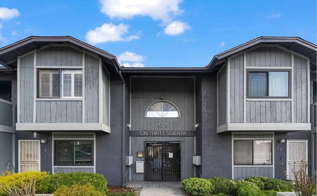 Building Photo - Remodeled and Spacious Normal Heights Gem!...