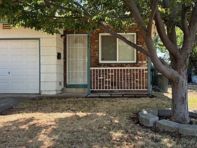Foto principal - Two Bedroom, One Bathroom Duplex!!