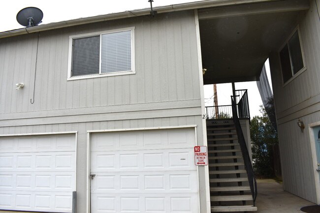 Building Photo - 169 Eaton Ave