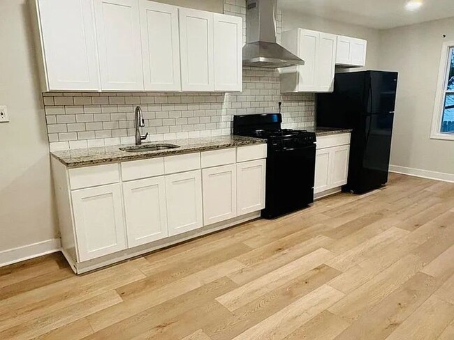 Building Photo - Beautifully Renovated 4-Bedroom, 2-Bath Si...