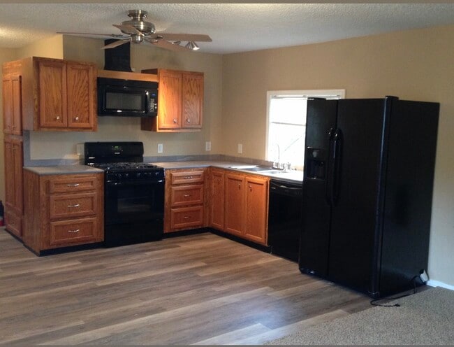 Fully kitchen - 17903 E Strack Dr