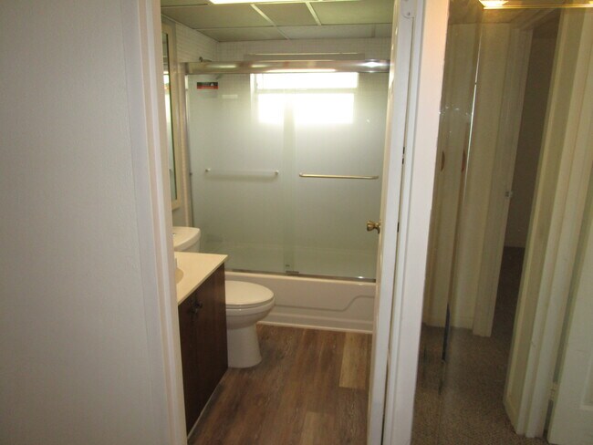 Building Photo - 208 Flanders Dr