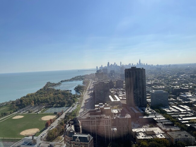 Foto del edificio - 655 W Irving Park Rd