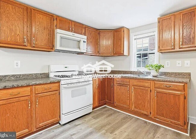 Foto del edificio - 2704 Wilkens Ave