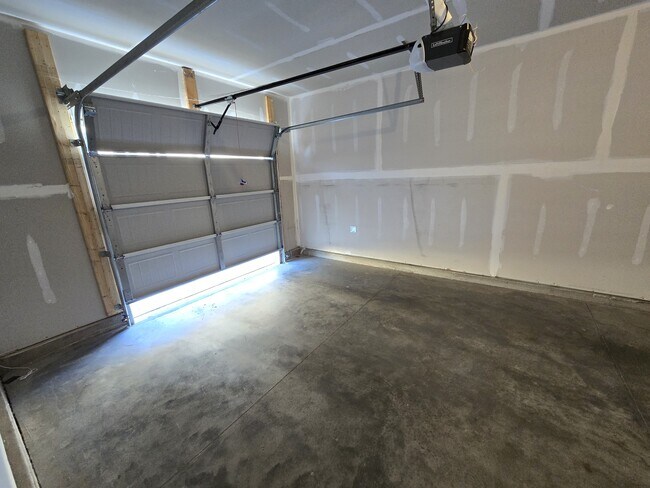 Building Photo - 865 Falls Grove Trl