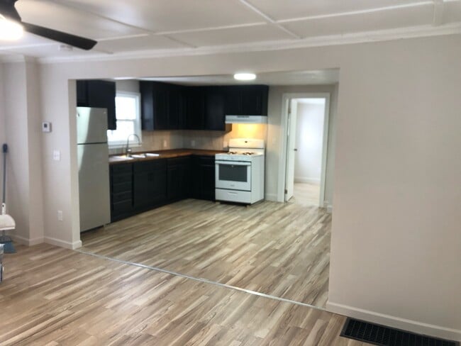 Building Photo - 160 W 6th St