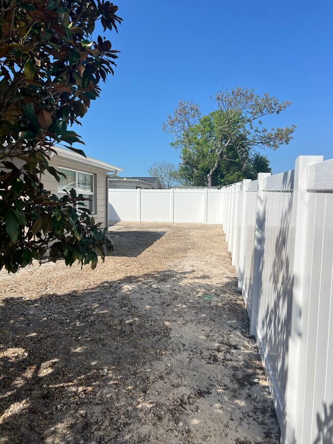 Building Photo - 10910 Rexdale Ave