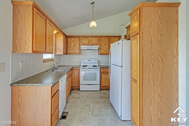 Building Photo - 3 br, 3 bath Townhome - 8923 W Delano Circle