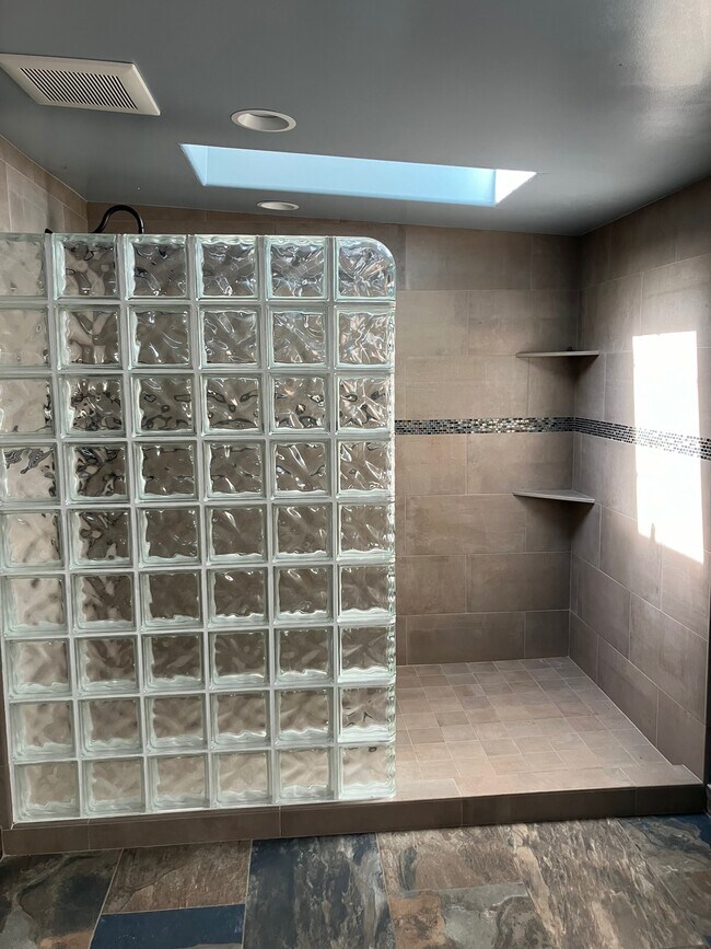 Large walk-in shower - 729 Glenwood Cutoff