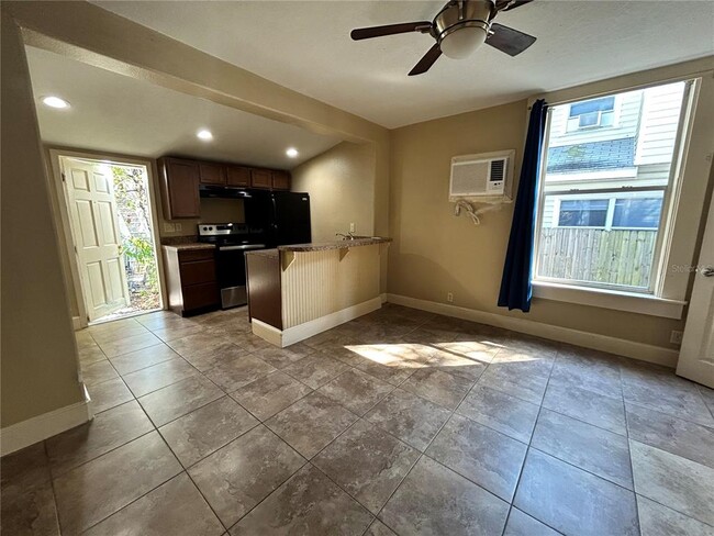 Building Photo - 727 Dartmoor St N