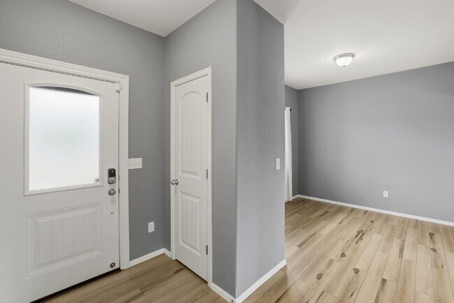 Foto del edificio - Spacious 3 Bedroom Home with 3-Car Garage, Loft, Mountain Views & Large Backyard in Cuchares Ranch