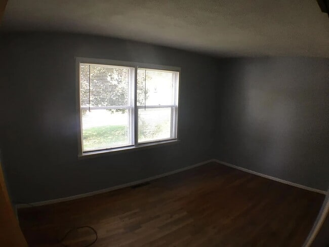 Building Photo - 2 bedroom 1 bath with fenced backyard