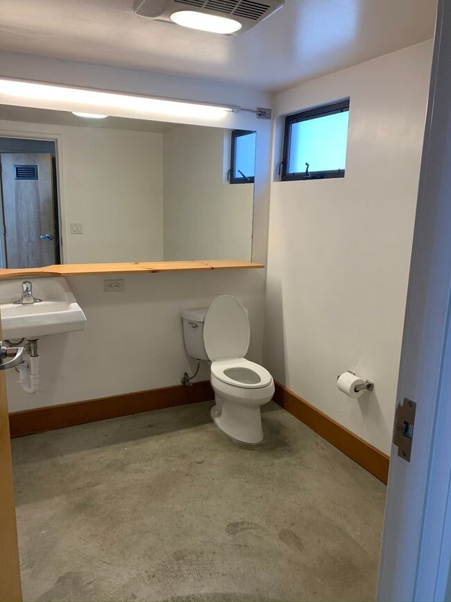 Building Photo - 515 W Main St