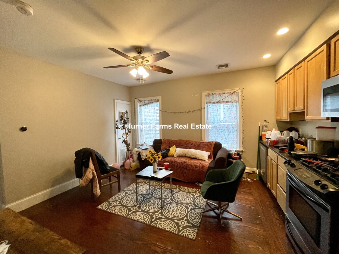 Primary Photo - 180 Hillside St