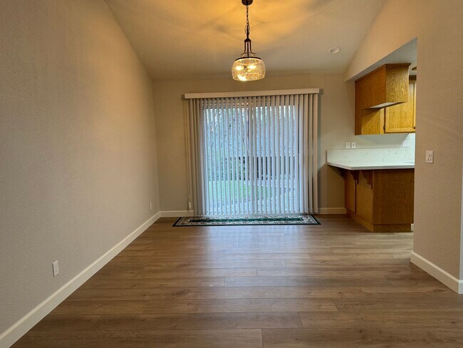 Building Photo - Nicely updated Auburn home with new HVAC &...