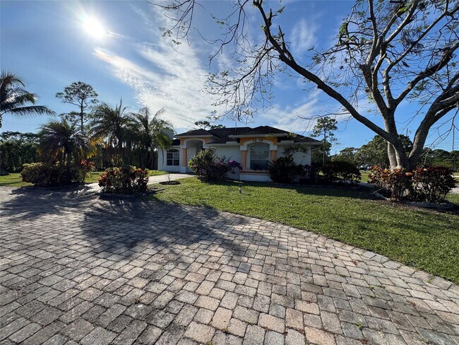 Foto del edificio - 7579 Coconut Blvd