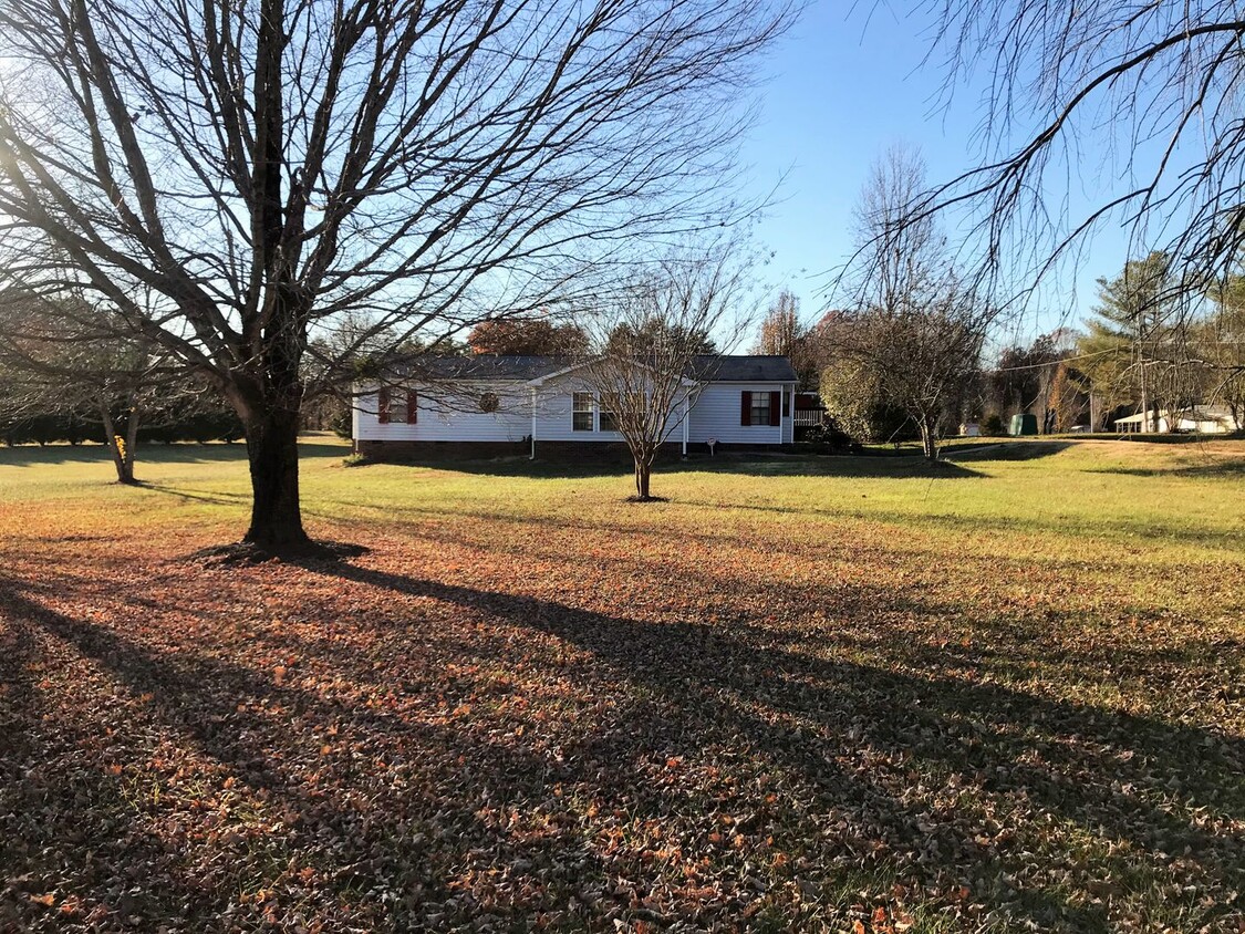 Foto principal - 2BR Home on 2 acres in Statesville