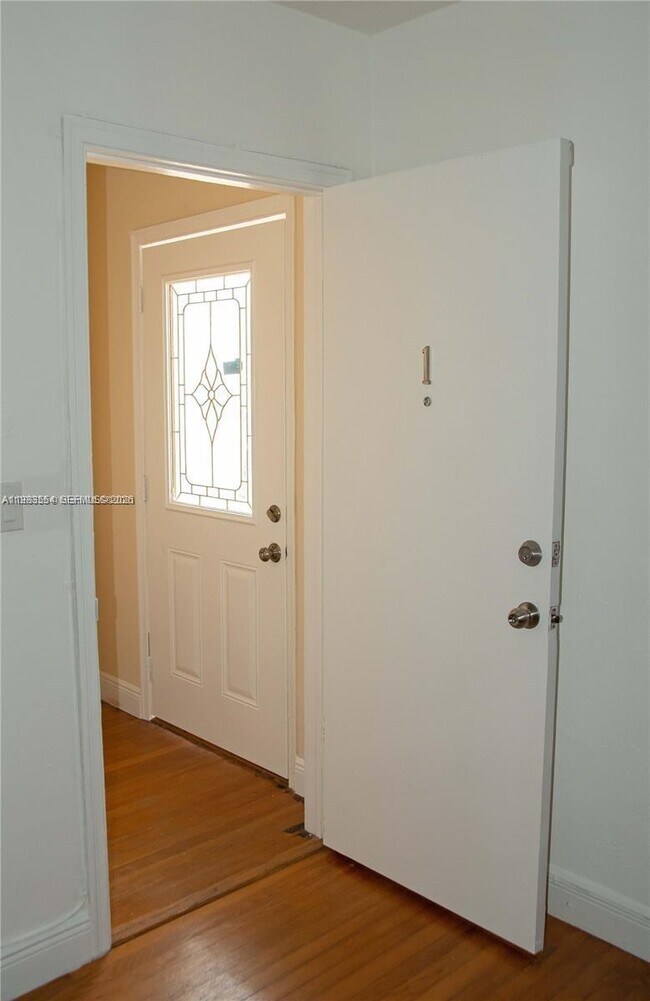 Foto del edificio - 233 Madeira Ave