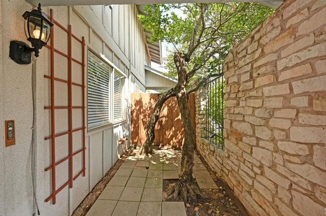 Foto del edificio - 5920 Little Creek Trail
