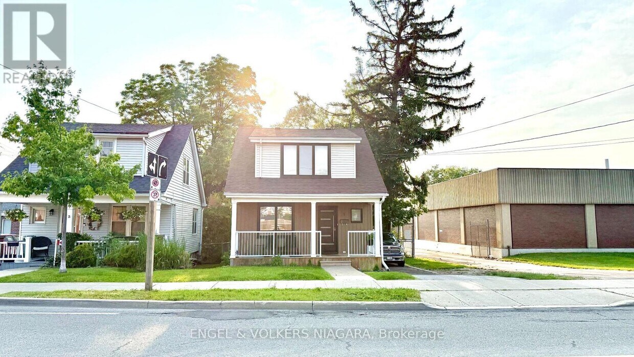 Primary Photo - 5 Lake Ave Dr