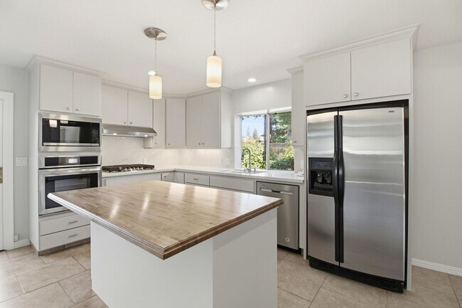 Foto del edificio - Remodeled 3-Bedroom 2.5-Bathroom Barron Park Home