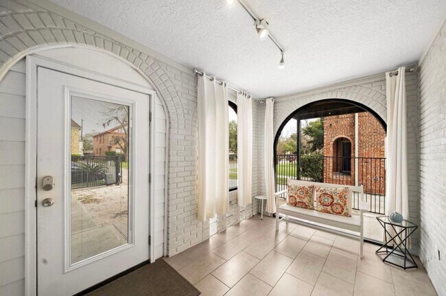 Foto del edificio - 1633 Castle Ct