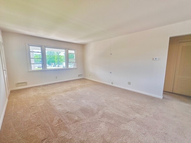 Building Photo - 579 Lakeside Ave
