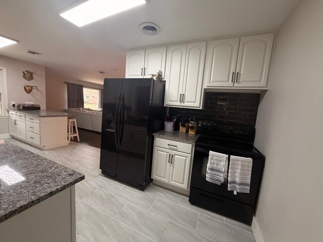 Building Photo - 321 Village Dr