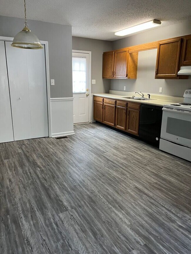 Building Photo - OakRidge, Kannapolis NC, 2br 1.5ba garden ...