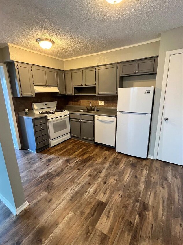 Foto principal - 4906 West Gate Blvd