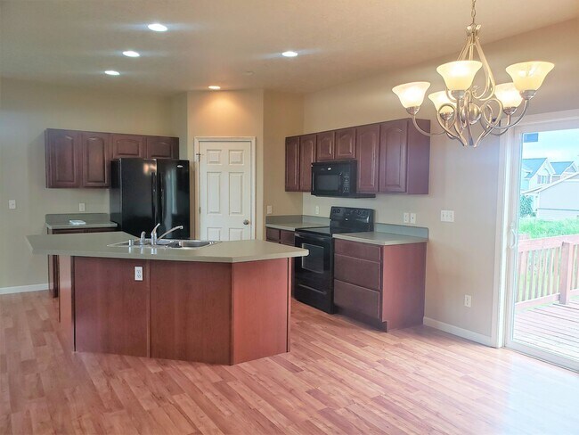 Foto del edificio - Stunning 4 Bedroom Home w/ Garage