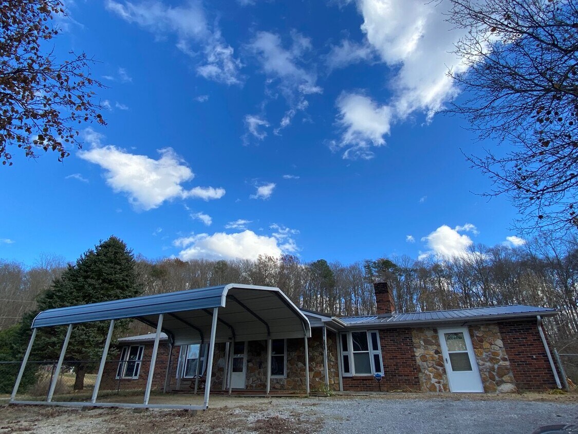 Primary Photo - 3/4 bedroom 1 bath single family home in B...