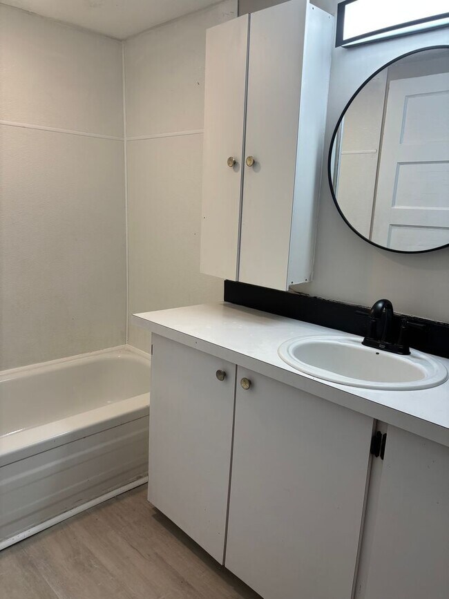 Building Photo - Section 8 Accepted! Spacious newly renovat...