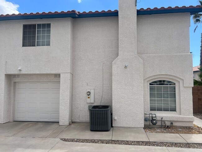 Building Photo - 3 bedrom 2.5 bath Gated Community Townhome with community  Pool, Spa & Private Garage