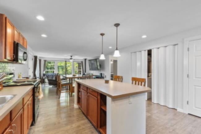 Building Photo - Charming Retreat Amidst Evergreens - 2 Bed...