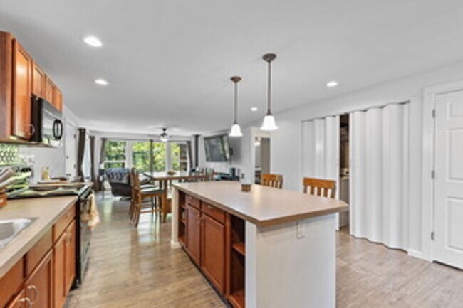Foto del edificio - Charming Retreat Amidst Evergreens - 2 Bed...