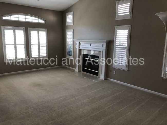 Building Photo - Beautiful Custom Brookside Home